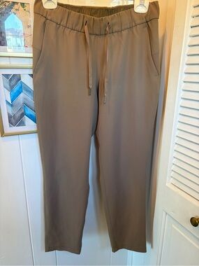 lululemon athletica Women's Drawstring Joggers - Taupe Brown